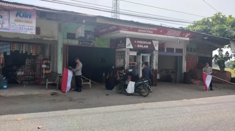 Sambut HUT RI ke-81, Polsek Nisam Bagikan Bendera Merah Putih kepada Masyarakat