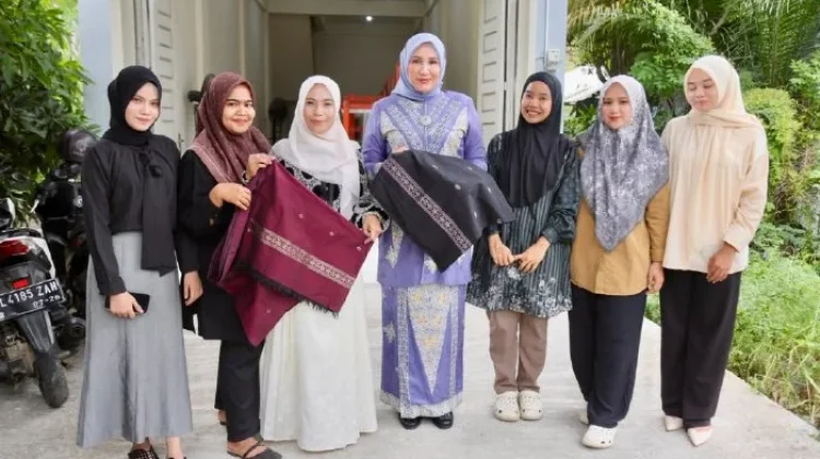 Kak Na Tinjau Sentra Kerajinan Tenun di Bireuen