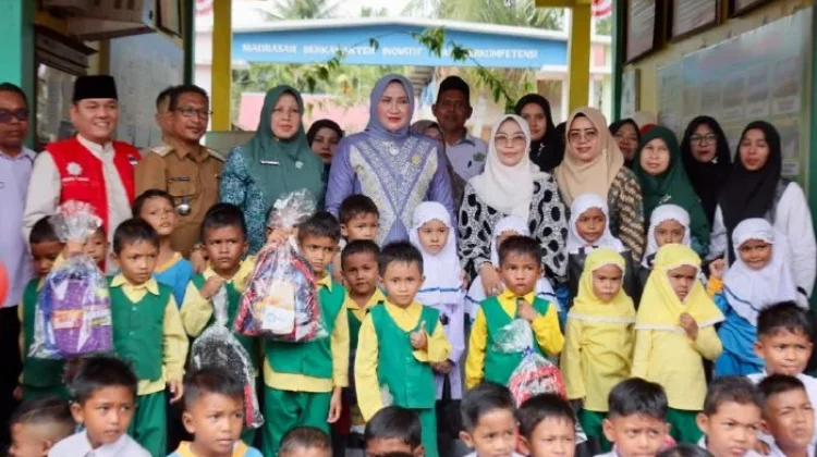 Kak Na dan Satu Cup Eskrim untuk Para Siswa Tangguh Bireuen