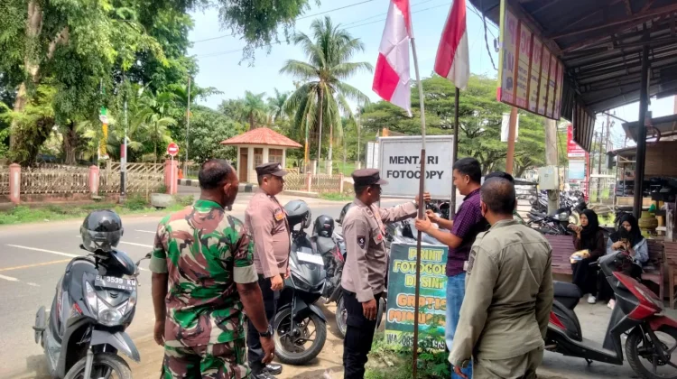 Polisi, TNI dan Satpol PP Ajak Warga Kibarkan Bendera