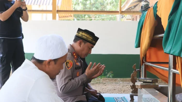 Silaturahmi ke Dayah Cahaya Permata, Kapolres Ziarah Makam Abu Piah Pulo Rungkom