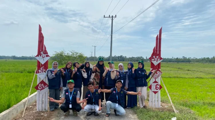 Semarak Kemerdekaan! Mahasiswa KKN Kelompok 26 UNIMAL Bangun Gapura di Desa Bayu