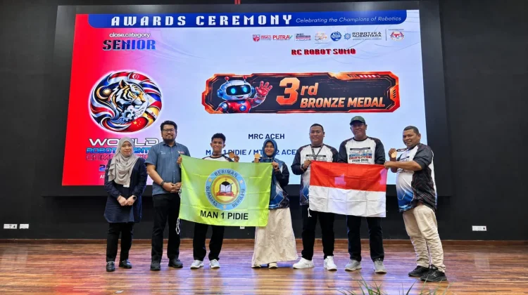 Dua Siswa MAN 1 Pidie Masuk 3 Besar Kompetisi Robotik di Malaysia