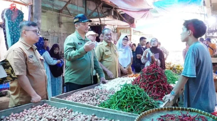 Sidak Pasar Kualasimpang, Bupati Aceh Tamiang Pastikan Stok & Harga Pangan Stabil