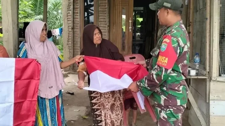 Dari Rumah ke Rumah, TNI-Polri Ajak Warga Kibarkan Merah Putih