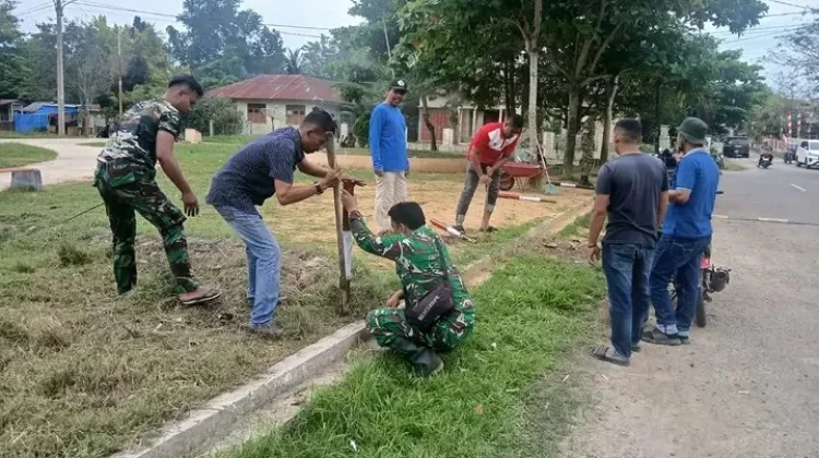 Sambut HUT RI Ke-81, TNI Bersama Warga Bersihkan Taman Kuta Lhoksukon