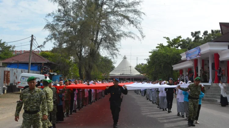 Kirab Bendera Merah Putih 81 Meter Kobarkan Semangat Kemerdekaan di Kota Langsa