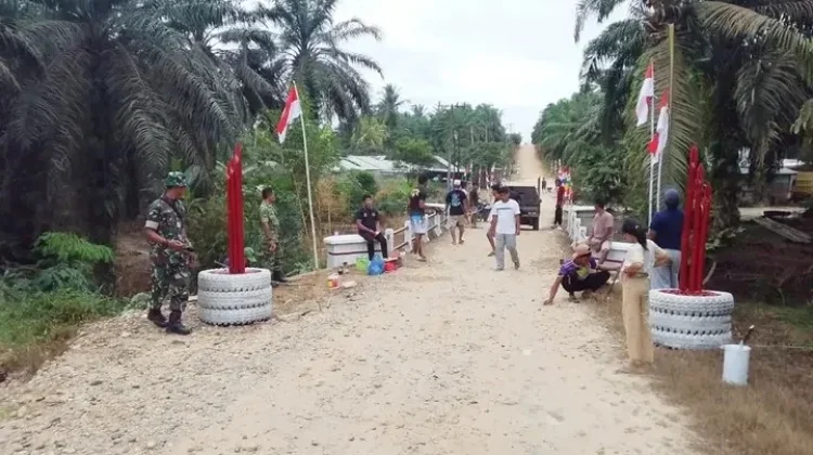 Sambut HUT RI ke-81, Warga dan Babinsa Gotong Royong Hiasi Desa dengan Merah Putih