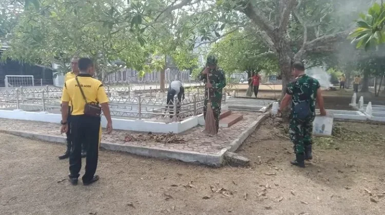 Danramil Dewantara Turun Langsung Bersihkan Makam Pejuang Kemerdekaan