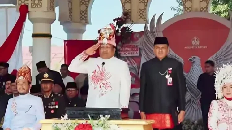 Bupati Muklis Pimpin Upacara HUT ke-81 RI Bernuansa Budaya Aceh