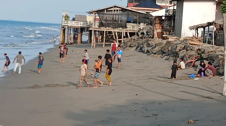 Anak-anak Manfaatkan Pantai Ujong Blang Bermain Bola saat Air Surut