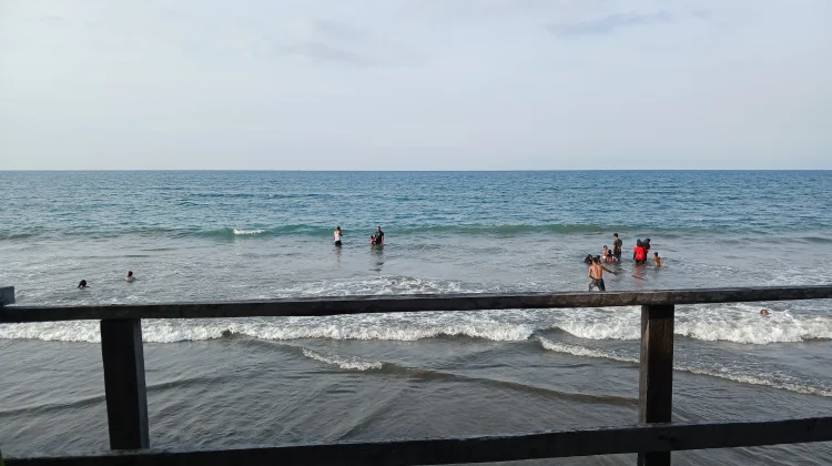 Warga Lhokseumawe Manfaatkan Libur 17 Agustus Mandi Laut di Pantai Ujong Blang