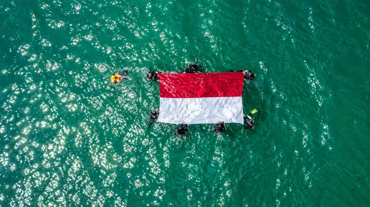 HUT Ke-81 RI, UKM TDC Unimal Kibarkan Merah Putih di Laut Ujung Batee