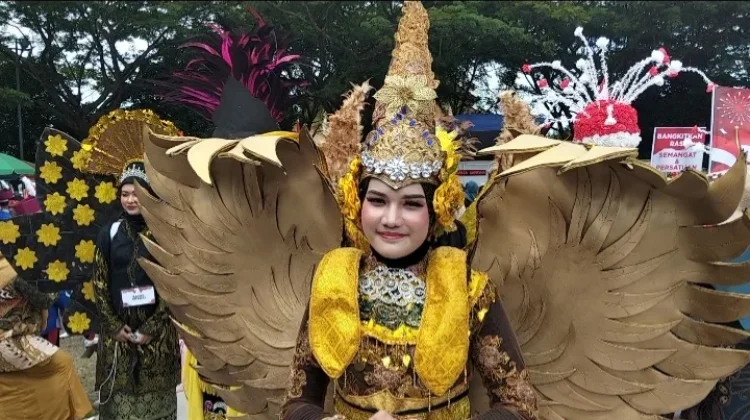 Peserta Karnaval SMA Negeri 1 Lhokseumawe Tampilkan Drum Band dan Busana Kreasi