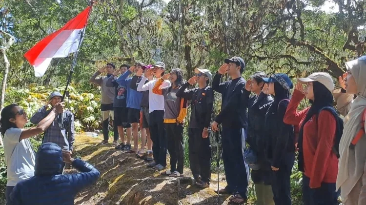HUT RI ke-81, Pendaki Aceh Kibarkan Merah Putih di Telaga Hitam Burni Greudong