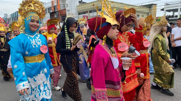 Jalanan Jadi Panggung, Ribuan Pelajar Meriahkan HUT RI ke-81