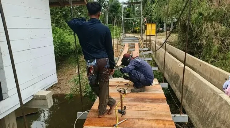 Babinsa Tinjau Pemasangan Tali Seling Jembatan Gantung Blang Gurah