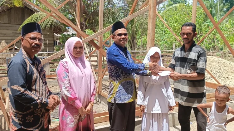 Kemenag Aceh Timur Bantu Dua Siswa Korban Kebakaran