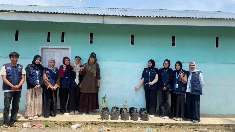 Dorong Kesehatan Warga, Mahasiswa KKN di Desa Bayu Tanam Tanaman Herbal
