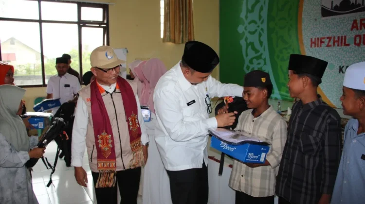 MUI dan Baznas Salurkan 100 Paket Perlengkapan Sekolah Santri Tahfidzul Quran