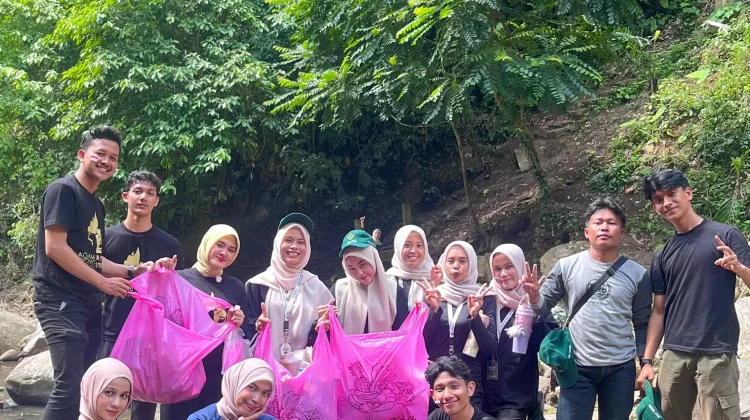 KKN Unimal dan Agam Inong Pasai Bersihkan Kawasan Blang Kolam