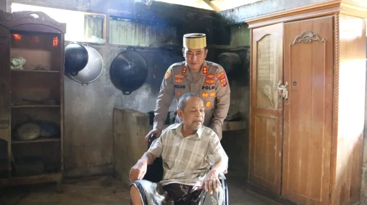 Kapolres Lhokseumawe Serahkan Kursi Roda dan Sembako kepada Warga Sakit Menahun