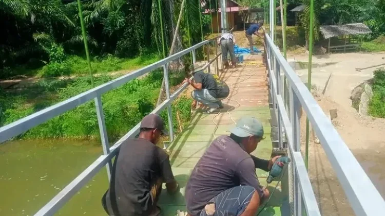 Babinsa Pantau Pengerjaan Rehab Jembatan di Saweuk