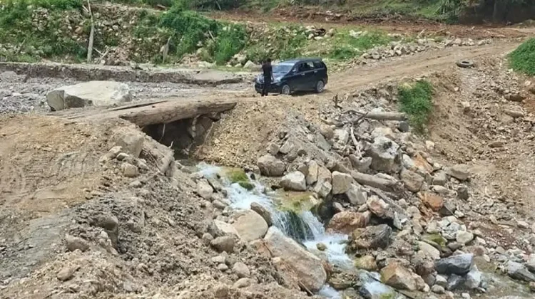 Jalan Lokop-Pining Masih Terputus, Tiga Titik Jadi Kendala
