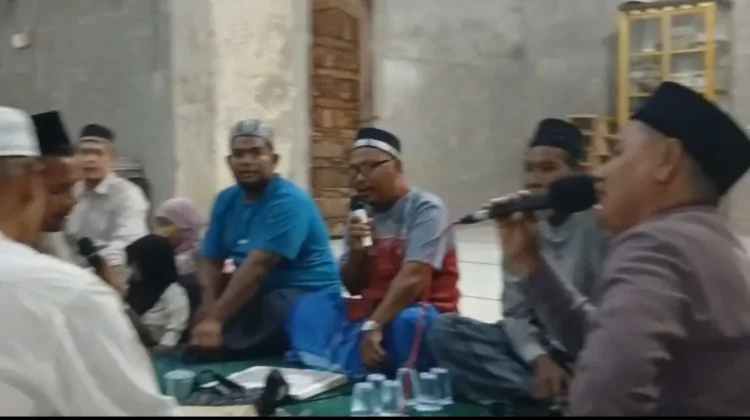Warga Meunasah Blang Kandang Sambut Malam 12 Rabiul Awal dengan Zikir Maulid