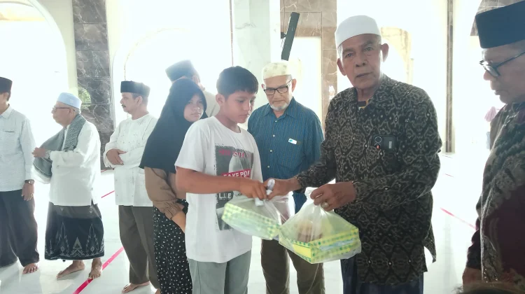 Peringati Maulid, Gampong Tumpok Teungoh Santuni 58 Anak Yatim