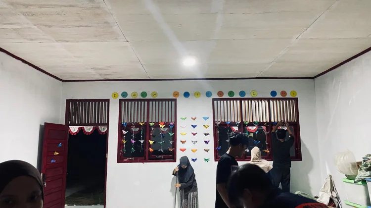Mahasiswa KKN Unimal Percantik Kelas PAUD Mulieng Meucat dengan Hiasan Edukatif