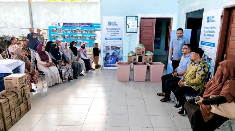 Islamic Relief Indonesia dan Baitul Mal Serahkan Pompa Air Kepada 20 Warga