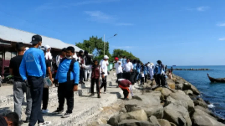 DLHK dan PII Bersihkan Pantai Jagu Lhokseumawe