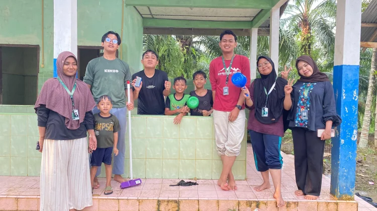 KKN Kelompok 32 Gelar Gotong Royong Bersama Anak-Anak di Meunye Cut Bahagia