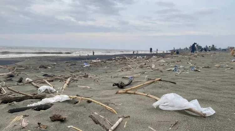 Sampah Plastik Masuk Laut, Seberapa Besar Ancaman bagi Pesisir Aceh?