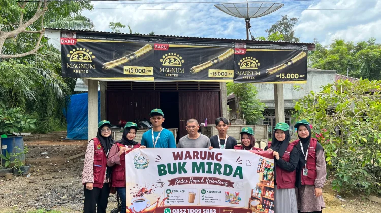 Mahasiswa KKN Unimal Bantu UMKM melalui Pembuatan Spanduk