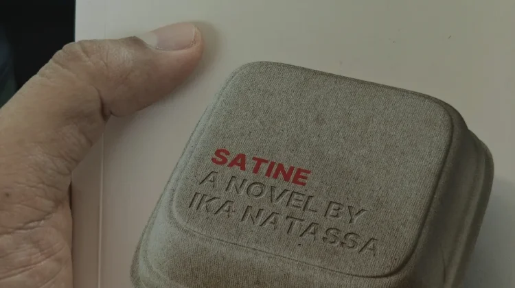 “Satine”, Kisah Kesepian, Cinta, dan Pertanyaan tentang Takdir