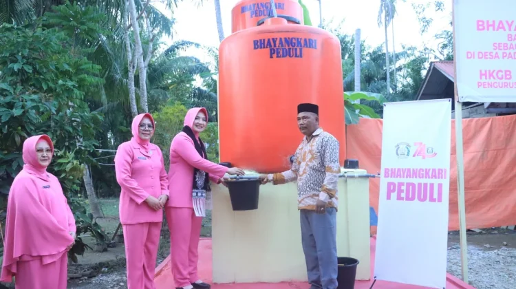 Bhayangkari Peduli Hadirkan Sumur Bor untuk Warga Terdampak Banjir di Langkahan