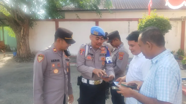 Cegah Judi Online dan Pinjol, Polsek Blang Mangat Periksa HP Personel