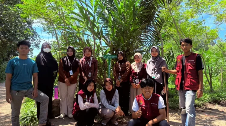 Mahasiswa KKN Unimal Pasang Papan Petunjuk Jalan dan Gampong