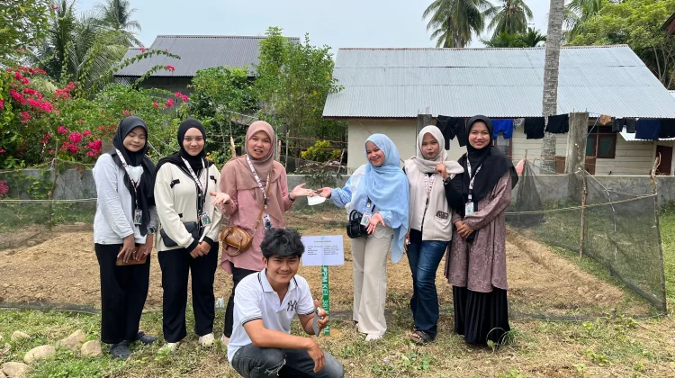 Kelompok 38 UNIMAL Bangun Bedengan TOGA di Meunasah Panton Rayeuk II
