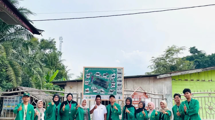 KKN 16 UNIMAL Pasang Papan Edukasi Sampah dan Peta Gampong di Blang dalam Tunong