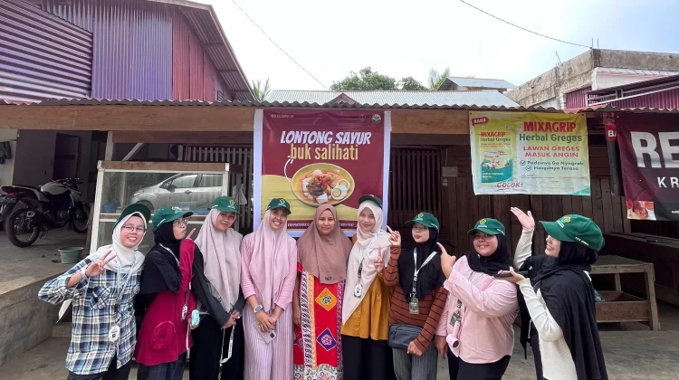 Dukung UMKM Lokal, KKN Unimal Pasang Spanduk Promosi