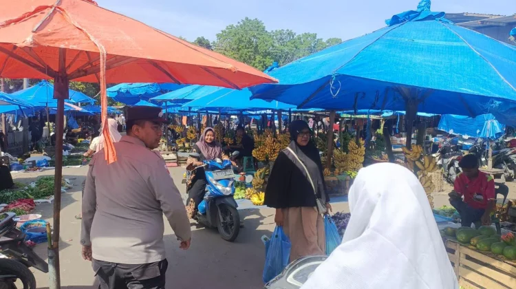 Polisi Hadir di tengah Aktivitas Pasar Jaga Keamanan Warga