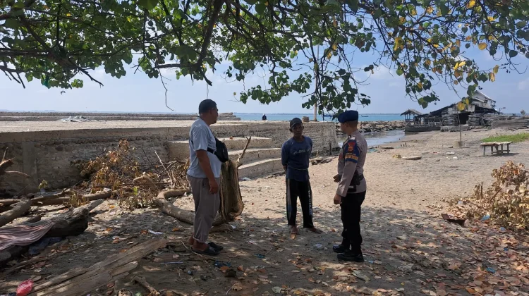 Jaga Kebersihan Pesisir, Sat Polairud Lhokseumawe Ajak Nelayan Peduli Lingkungan