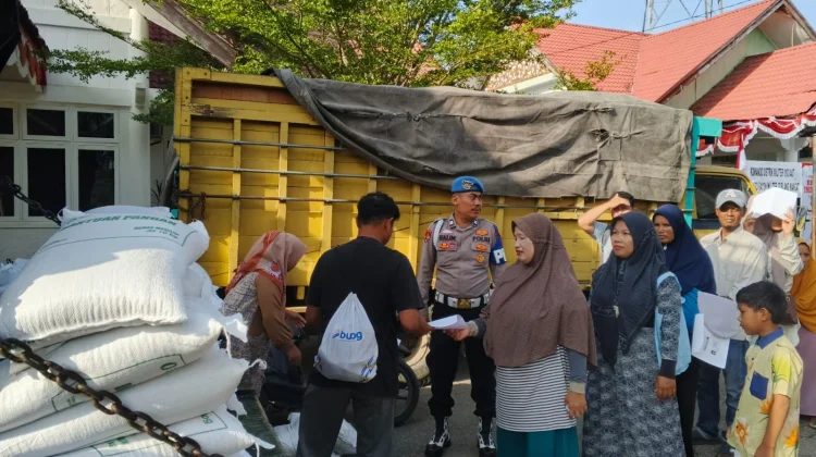 Polisi Kawal Penyaluran Bantuan Beras Bulog di Blang Mangat