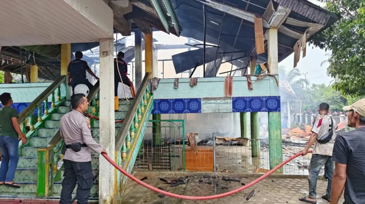 Polisi Gerak Cepat Datangi Lokasi Kebakaran Meunasah di Desa Buket Kuta Makmur