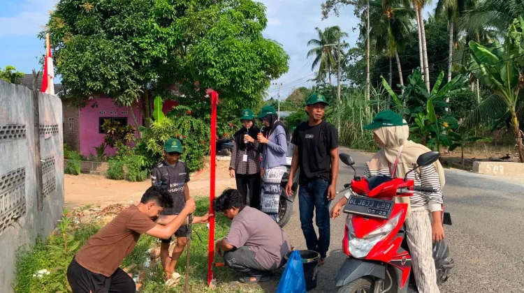 Tingkatkan Akses Informasi Wilayah, Mahasiswa KKN Unimal Pasang Papan Nama Dusun