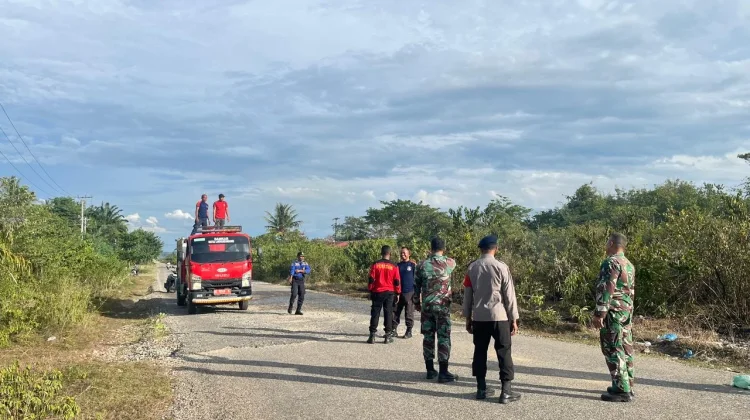 Damkar Lhokseumawe Tangani Kebakaran Lahan Blang Weu