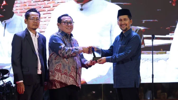 Wagub Aceh Terima Penghargaan Tokoh Penguat Ekonomi Syariah